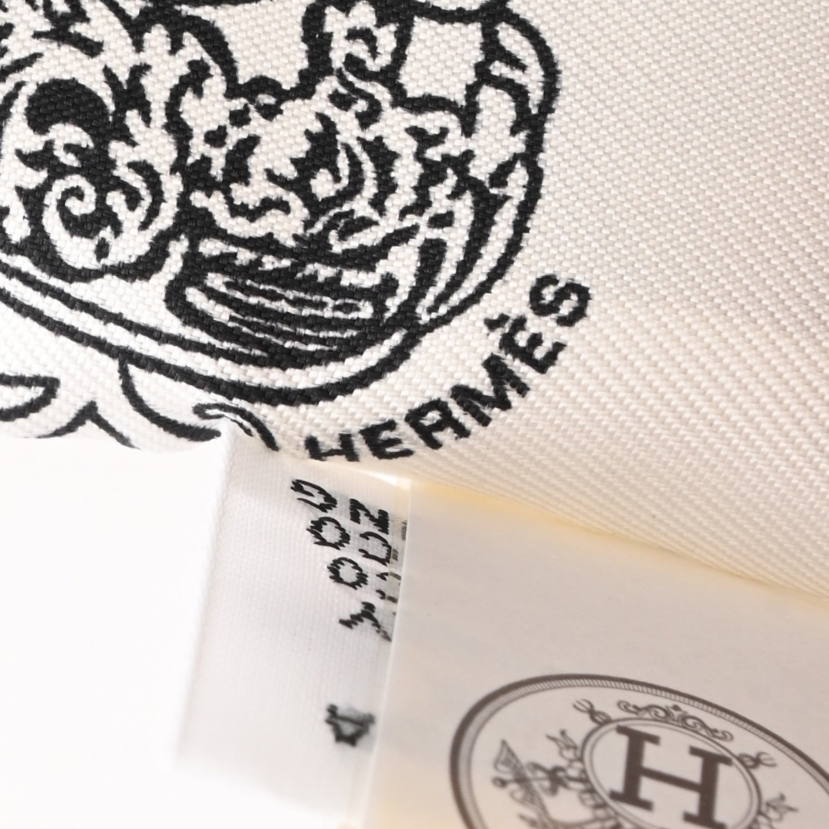 【未使用品】エルメス　ツイリー　BRIDE DE COUR 白黒 HERMES エルメス スカーフ ツイリー 『Bride de Cour(法廷の勒