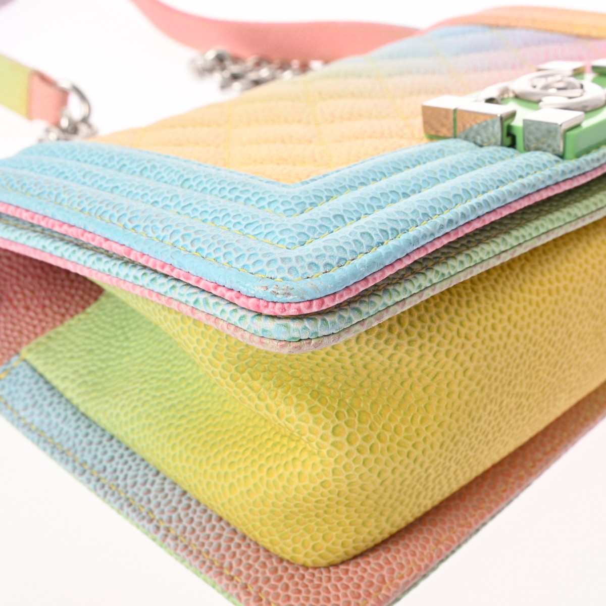 シャネル ボーイシャネルチェーンショルダー20cmレインボー キャビア スキン シャネル ボーイシャネル チェーンショルダー 20cm レインボー A67085