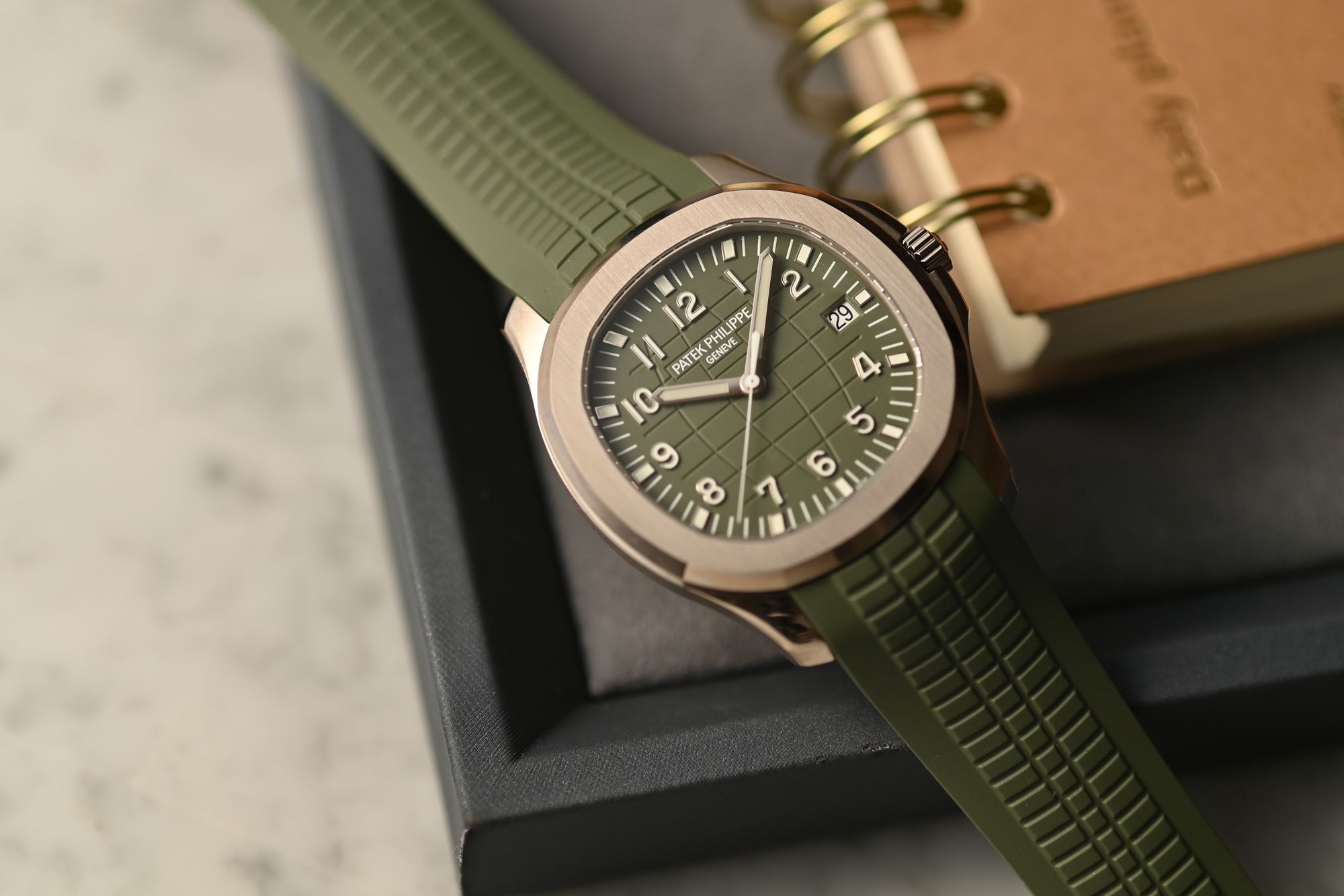 カジュアルコーデにも合うメンズ腕時計